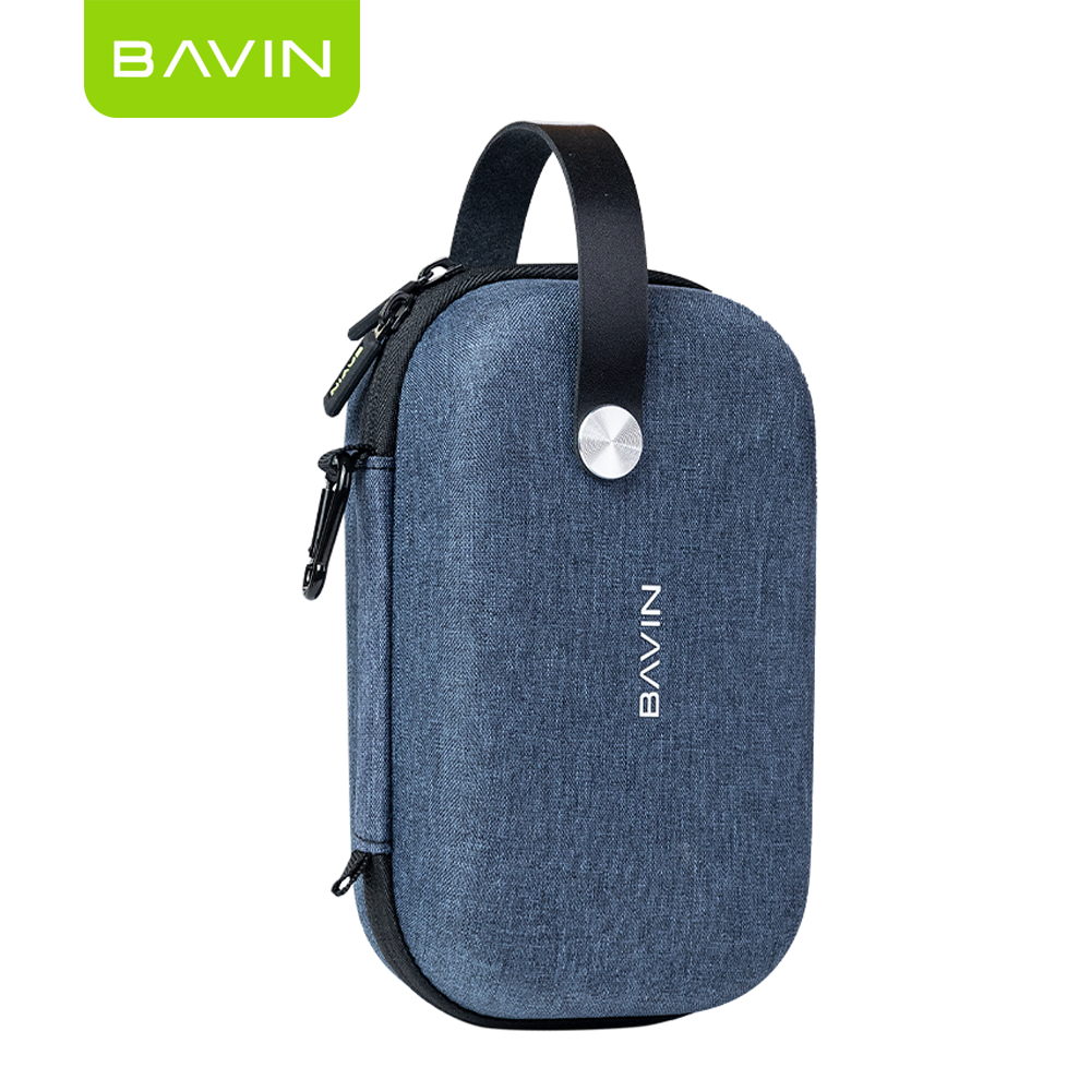 Protégez et organisez vos essentiels avec la BAVIN BE12. Sa coque rigide en EVA, résistante aux chocs et à l’eau, aide à protéger vos câbles, chargeurs et petits appareils. Ses compartiments pratiques permettent de tout garder bien rangé, à la maison comme en voyage.Points fortsCoque rigide résistante aux chocsRésistance à l’eauCompartiments pour accessoiresFormat compact, facile à transporterIdéale pour les déplacementsPratique, robuste et élégante, la BAVIN BE12 vous accompagne partout.Disponible chez AK 